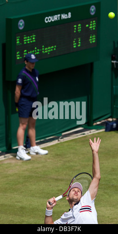 Karol Beck servant dans son 2ème match contre l'Garcia-Lopez Guilermo Wimbledon Championships 2011 Banque D'Images
