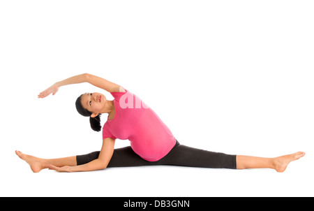 Le yoga prénatal. Femme enceinte asiatique pleine longueur d'étirement, de gymnastique faire fullbody isolé sur fond blanc. Banque D'Images