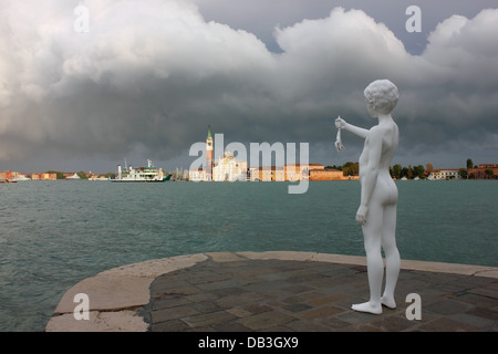 Vue depuis Punta della Dogana dans une belle tempête vers l'illuminée par le soleil San Giorgio Maggiore. Banque D'Images