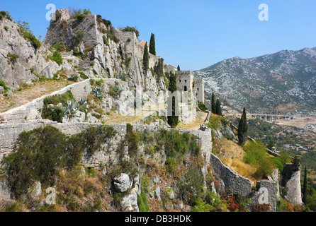 Vue dans une journée ensoleillée de la forteresse de Klis près de Split en Croatie. Banque D'Images