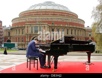 Benjamin Grosvenor Katie Derham et brillants jeunes étoiles lancer BBC Proms 2011 avec piano en plein air sur les marches de l'Albert Banque D'Images