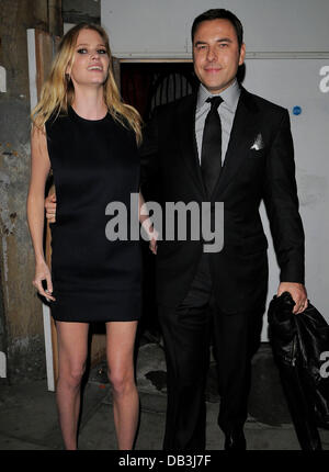 David Walliams et femme Lara Stone en laissant les MTV Push & CK Une partie de Londres, Angleterre - 14.04.11 Banque D'Images