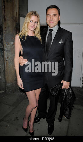 David Walliams et femme Lara Stone en laissant les MTV Push & CK Une partie de Londres, Angleterre - 14.04.11 Banque D'Images