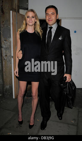 David Walliams et femme Lara Stone en laissant les MTV Push & CK Une partie de Londres, Angleterre - 14.04.11 Banque D'Images