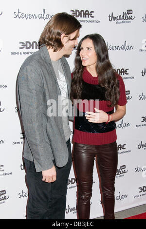 Ashton Kutcher et Demi Moore à la fondation de l'ADN en ligne interactif lancement campagne "Real Men Don't Buy Girls Fête de lancement' Banque D'Images