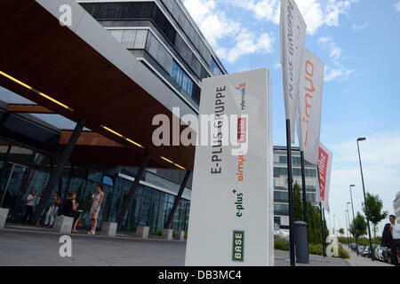 Düsseldorf, Allemagne. 23 juillet, 2013. Les gens se tiennent à l'extérieur du siège de l'E-Plus group à Duesseldorf, Allemagne, 23 juillet 2013. Si l'autorité de la concurrence et les actionnaires de Telefonica Allemagne (O2) et E-Plus néerlandais KPN société mère d'accord, un nouveau leader du marché des télécommunications mobiles allemand sera créée par la fusion de E-Plus et O2. Photo : FEDERICO GAMBARINI/dpa/Alamy Live News Banque D'Images