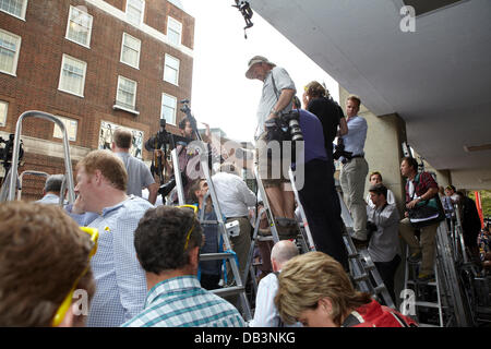 Londres, Royaume-Uni. 23 juillet 2013. Appuyez sur attendre à l'extérieur de l'aile Lindo de l'hôpital Saint Mary Crédit : Sam Barnes/Alamy Live News Banque D'Images