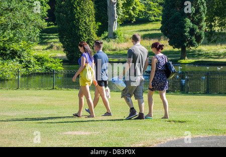 Les jeunes couples se promener dans le parc pour faire un pique-nique Banque D'Images