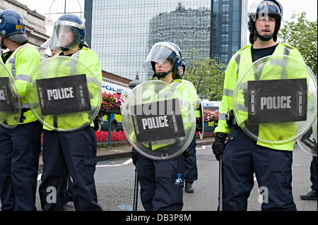 English defense league (edl protester contre birmingham 20 juillet 2013 la police anti-émeute Banque D'Images