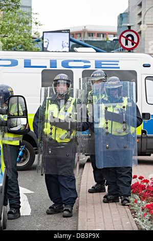 English defense league (edl protester contre birmingham 20 juillet 2013 la police anti-émeute Banque D'Images