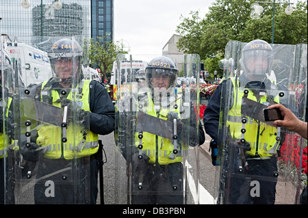 English defense league (edl protester contre birmingham 20 juillet 2013 la police anti-émeute Banque D'Images