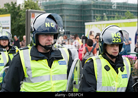 English defense league (edl protester contre birmingham 20 juillet 2013 la police anti-émeute Banque D'Images