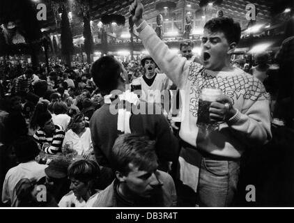 Géographie / Voyage, Allemagne, Munich, Oktoberfest, les visiteurs ivres à Hofbrau-Festzelt, 26.9.1989, droits supplémentaires-Clearences-non disponible Banque D'Images