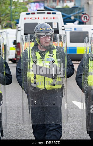 English defense league (edl protester contre birmingham 20 juillet 2013 la police anti-émeute Banque D'Images