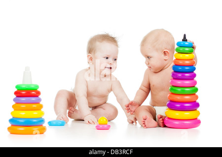 Les bébés jouent avec des jouets de couleur Banque D'Images