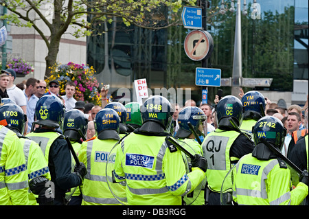 English defense league (edl protester contre birmingham 20 juillet 2013 la police anti-émeute Banque D'Images