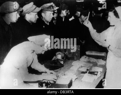 Période d'après-guerre, rapatrie, Allemagne, questionnement par le service de traçage de la Croix-Rouge allemande, camp Friedland, vers 1948, droits additionnels-Clearences-non disponible Banque D'Images