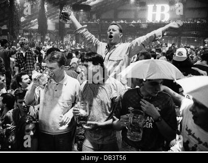 Géographie / Voyage, Allemagne, Munich, Oktoberfest, les jeunes ivres dans la Hofbrau-Festzelt, octobre 1990, droits additionnels-Clearences-non disponible Banque D'Images