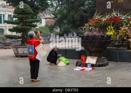 Priant au Ly Thai To statue à Hanoi, Vietnam, Asie. Banque D'Images