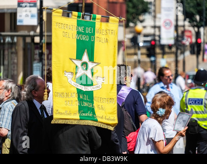 Une bannière d'être exhibés au début de la Sagra procession en l'honneur de Notre-Dame du Mont Carmel. Banque D'Images