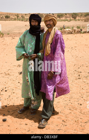 Deux hommes du village touareg maliens du nord-est du Mali en vêtements ethniques traditionnels, l'Afrique de l'Ouest Banque D'Images