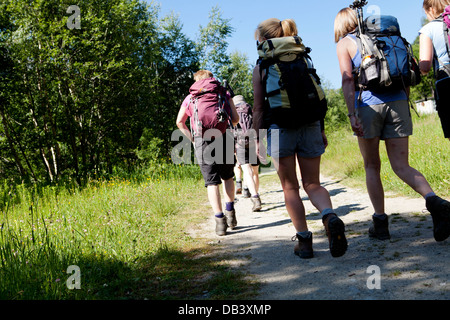 Les Randonneurs marchant le long d'un chemin sur le Mont-Blanc, Alpes, Val d'aoste, Italie Banque D'Images