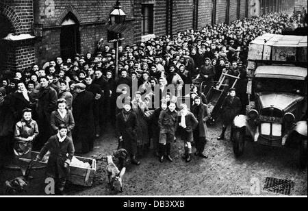 Période d'après-guerre, gens, Grande-Bretagne, ligne d'attente pour les rations de carburant, années 1940, droits additionnels-Clearences-non disponible Banque D'Images