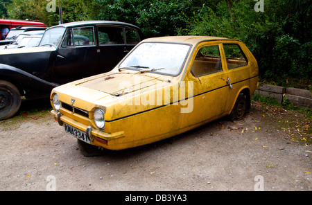 Shabby / jaune en décomposition Reliant Robin car photographié à un motor museum dans CAE Dai 1950 Museum, Denbigh Banque D'Images