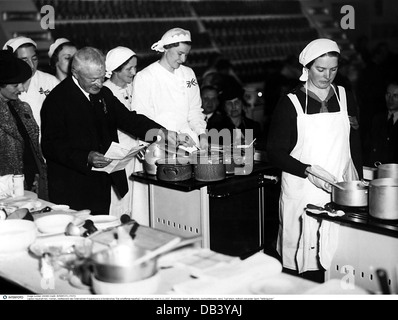 Maison, cuisine et pâtisserie, concours de la Ligue autrichienne des femmes lors du spectacle spécial 'Die schaffende Hausfrau' (la femme de ménage gérant), avec le jury Spoerk, Sophiensaal, Vienne, 6.11.1937, droits additionnels-Clearences-non disponible Banque D'Images