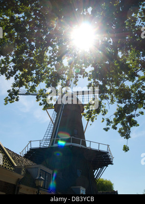 Moulin de Hoop à Loenen aan de Vecht, avec de forts effets de lens flare et rétroéclairage aux Pays-Bas. Banque D'Images