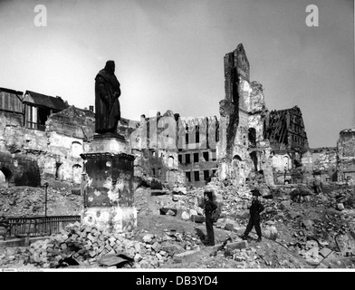 Géographie / Voyage, Allemagne, Nuremberg, vue de la ville détruite, statue d'Albrecht Duerer, 1945, droits additionnels-Clearences-non disponible Banque D'Images