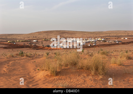 Physique de l'exploration pétrolière sismique Geo camp site en désert du Sahara. NE le Mali, Afrique de l'Ouest Banque D'Images