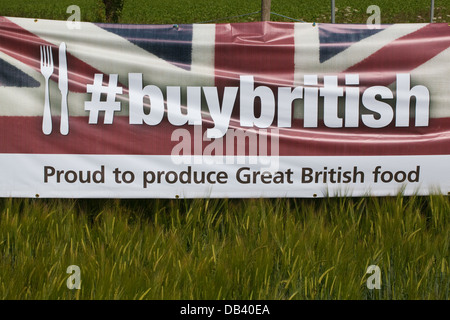 Terrain en bordure de la bannière de publicité, de même qu'à la bien-fondé de l'agriculture. 'BUYBRITISH'. Offre d'agriculture pour la Grande-Bretagne. Des cultivateurs. Banque D'Images