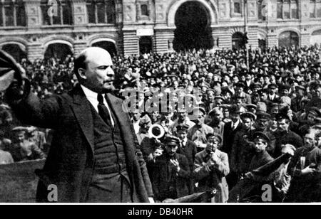 Lénine (Vladimir Ilyich Ulyanov), 22.4.1870 - 21.1.1924, politicien russe, demi-longueur, lors d'un discours devant les brigades de travailleurs, place Rouge, Moscou, 25.5.1919, Banque D'Images