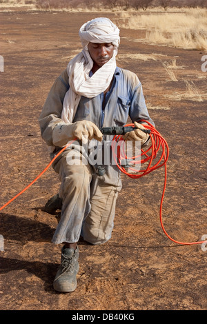 Au cours de l'enquête physique Geo seismic exploration pétrolière. L'avant de l'équipage avec câble télémétrique avant la mise en place de lignes de surveillance Banque D'Images