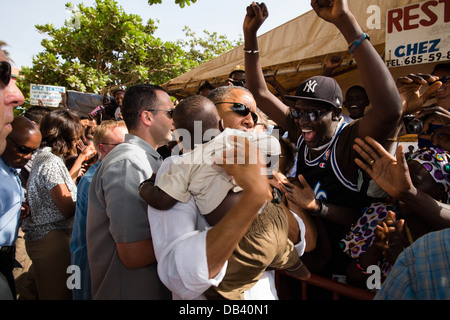 Le président Barack Obama et Première Dame Michelle Obama salue les résidents comme ils marchent vers le quai sur l'île de Gorée, au Sénégal, le 27 juin 2013. Banque D'Images