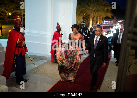 Le président Barack Obama et Première Dame Michelle Obama arrivent pour un dîner officiel au palais présidentiel de Dakar, Sénégal, le 27 juin 2013. Banque D'Images