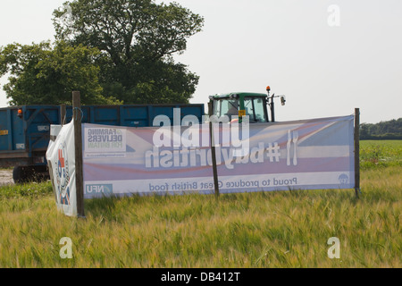 Terrain en bordure de la bannière de publicité, montrant le verso, de même qu'à fond de l'agriculture britannique. 'BUYBRITISH'. Banque D'Images