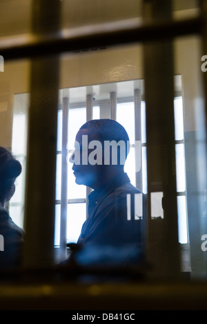 Le président Barack Obama écoute ancien prisonnier Ahmed Kathrada comme il se tient dans l'ancien Président sud-africain Nelson Mandela's cell au cours d'une visite de la prison de Robben Island sur l'île Robben à Cape Town, Afrique du Sud, le 30 juin 2013. Banque D'Images