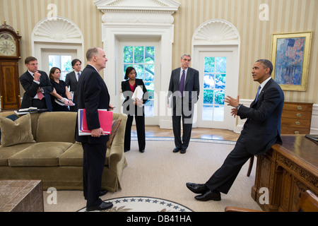 Le président Barack Obama parle avec les conseillers dans le bureau ovale, le 25 juin 2013. Sur la photo, de gauche, sont : Jeff Eggers, directeur principal pour l'Afghanistan et le Pakistan ; Lisa Monaco, Assistant du Président pour la sécurité intérieure et la lutte antiterroriste ; Tony Bli Banque D'Images