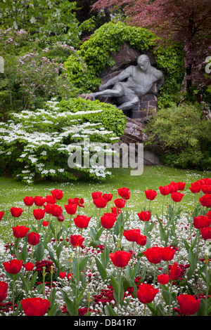 Tulipes rouges et l'effort, sculpture de Pierre Roche dans le Jardin du Luxembourg, le Quartier Latin, Paris France Banque D'Images