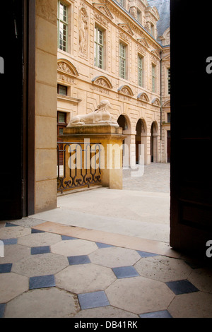 L'entrée et la cour de l'avant à l'Hôtel de Sully, dans le quartier du Marais, Paris France Banque D'Images