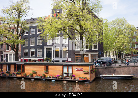 Péniche et maisons sur le canal Prinsengracht à Amsterdam, Pays-Bas. Banque D'Images