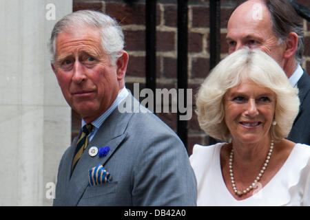 Londres, Royaume-Uni. 23 juillet 2013. Son Altesse Royale le Prince Charles et la duchesse de Cornouailles arrivent à St Mary's Hospital à visiter son petit-fils pour la première fois comme il a visité le duc et la duchesse de Cambridge à l'hôpital. 23 juillet 2013, Londres, Royaume-Uni Crédit : martyn wheatley/Alamy Live News Banque D'Images