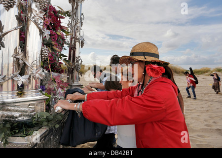 Pèlerins catholiques la maintenant sur un autel de la Vierge Marie et de faire le voyage jusqu'à El Rocio, dans le sud de l'Espagne Banque D'Images