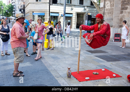 Défiant la gravité artiste du spectacle de rue dans la ville de Palma de Majorque Banque D'Images