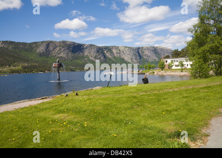 Les visiteurs de l'Europe Norvège Telemark Treungen visualisation séance Lac Nisser dans petit village Banque D'Images