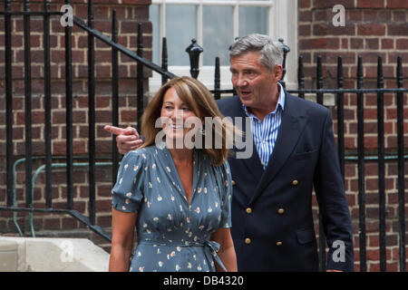 Londres, Royaume-Uni. 23 juillet 2013. Michael et Carole Middleton quitter St. Mary's Hospital après avoir rendu visite à leur fille et son petit-fils à l'hôpital.. 23 juillet 2013, Londres, Royaume-Uni. Credit : martyn wheatley/Alamy Live News Banque D'Images