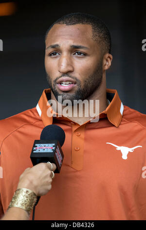 23 juillet 2013 - Dallas, Texas, États-Unis d'Amérique - le 23 juillet 2103 : Texas longhorns défensive fin Jackson Jeffcoat parle avec les journalistes au cours de la Conférence Big 12 2013 Journées des médias Football à l'Omni Dallas Hotel à Dallas, TX. Banque D'Images