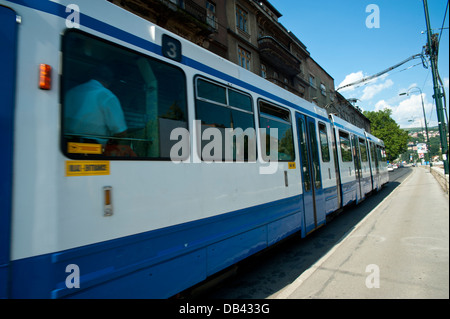 Le long d'Obala Kulina Bana Tram et rue de la rivière Miljacka. Sarajevo.la Bosnie-Herzégovine. Balkans. L'Europe. Banque D'Images